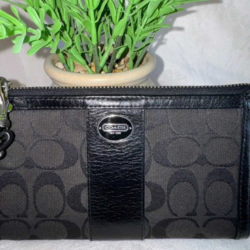 ‼️SOLD‼️Coach Women's‎ Black Square Shape Front Zipper Wristlet/Wallet - Picture 4 of 14